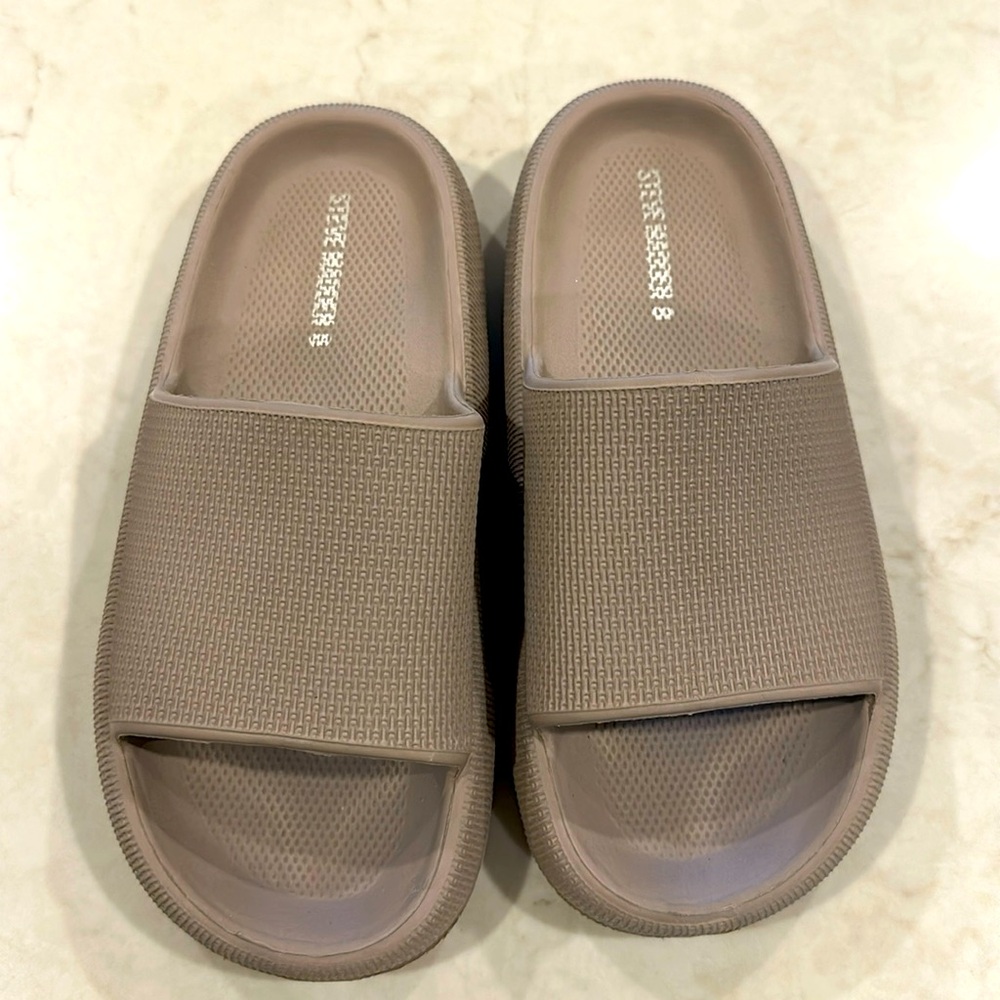 Steve Madden taupe slides 8m 39-40